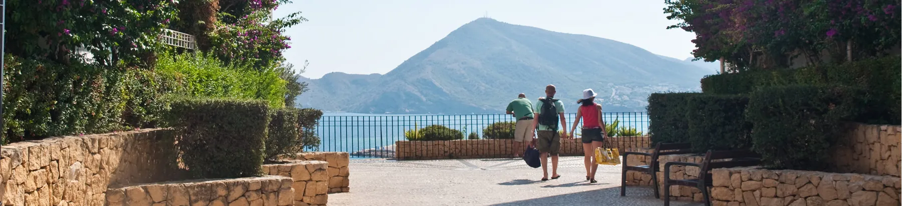 Mirador de Altea con vistas al mar Mediterráneo y la Sierra Helada al fondo