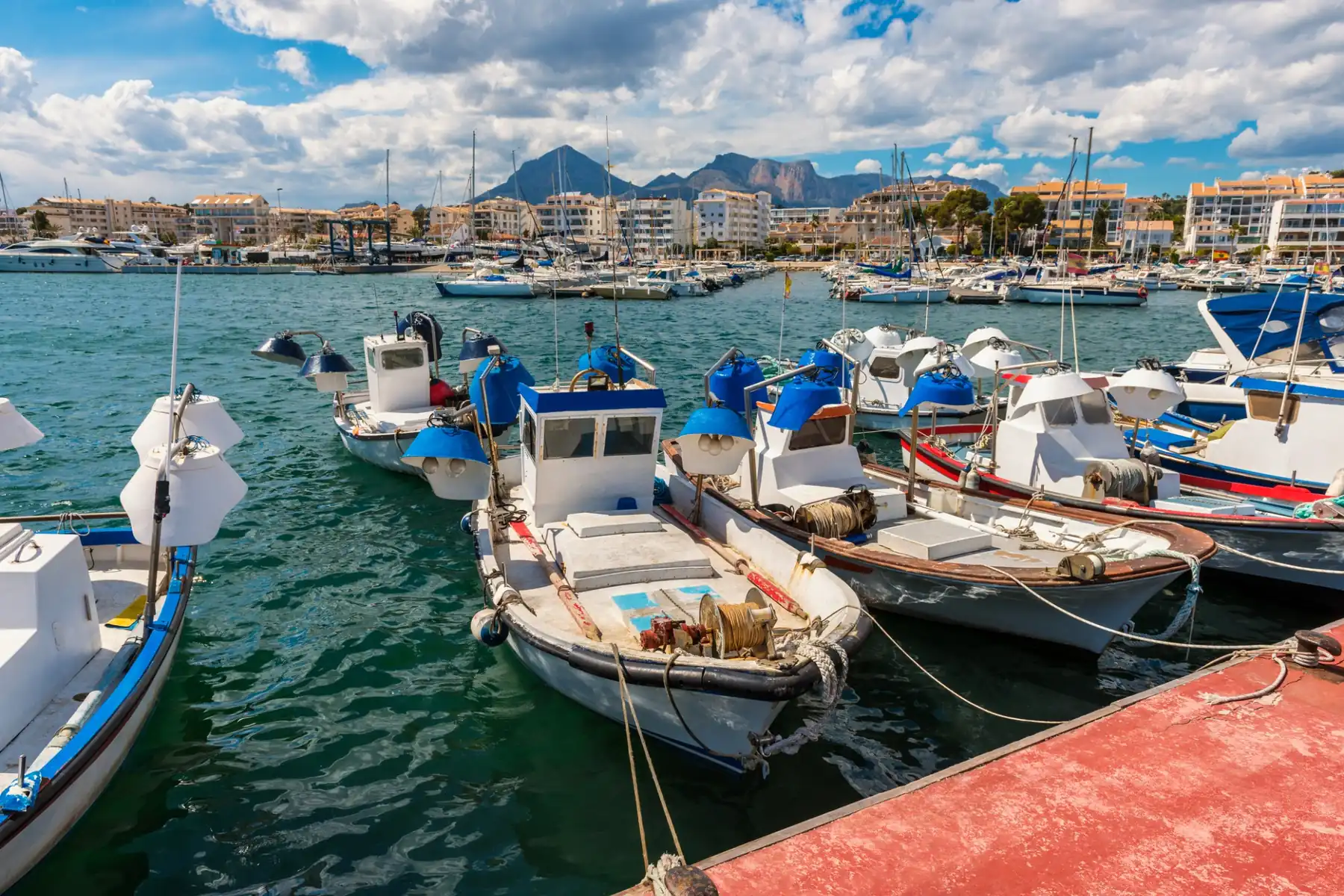 Puerto de Altea con barcos de pesca y el mar Mediterráneo al fondo