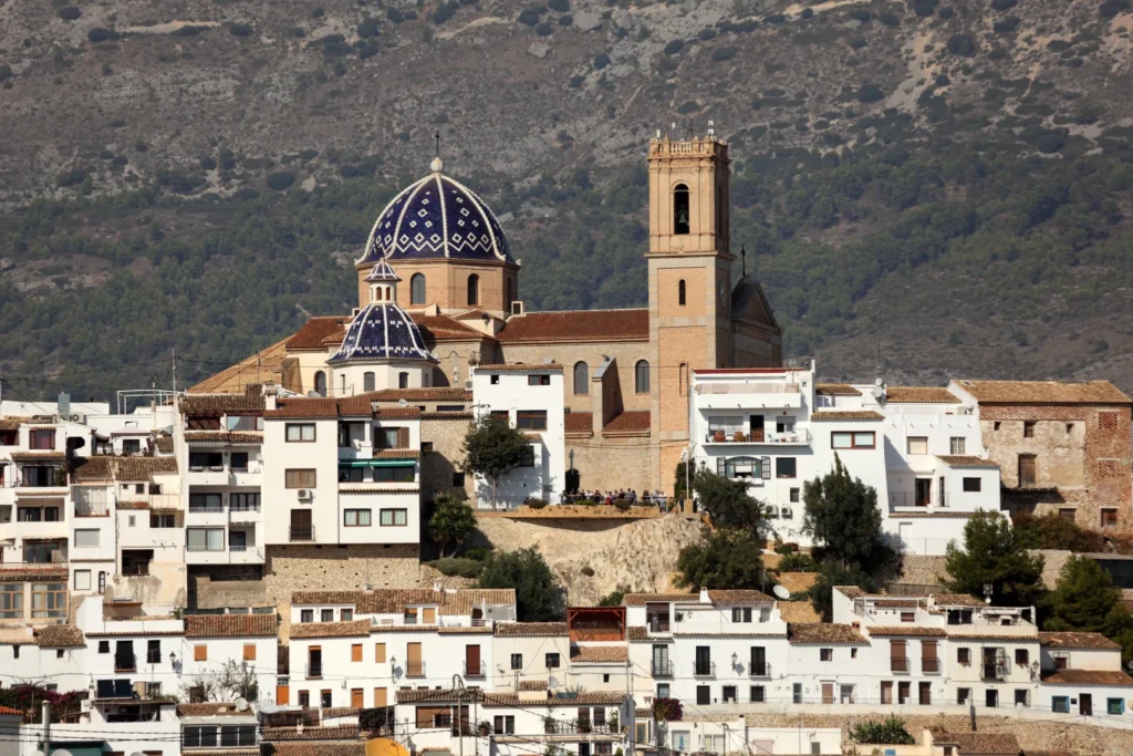 Casco antiguo de Altea con la Iglesia de Nuestra Señora del Consuelo y sus cúpulas azules sobre las casas blancas
