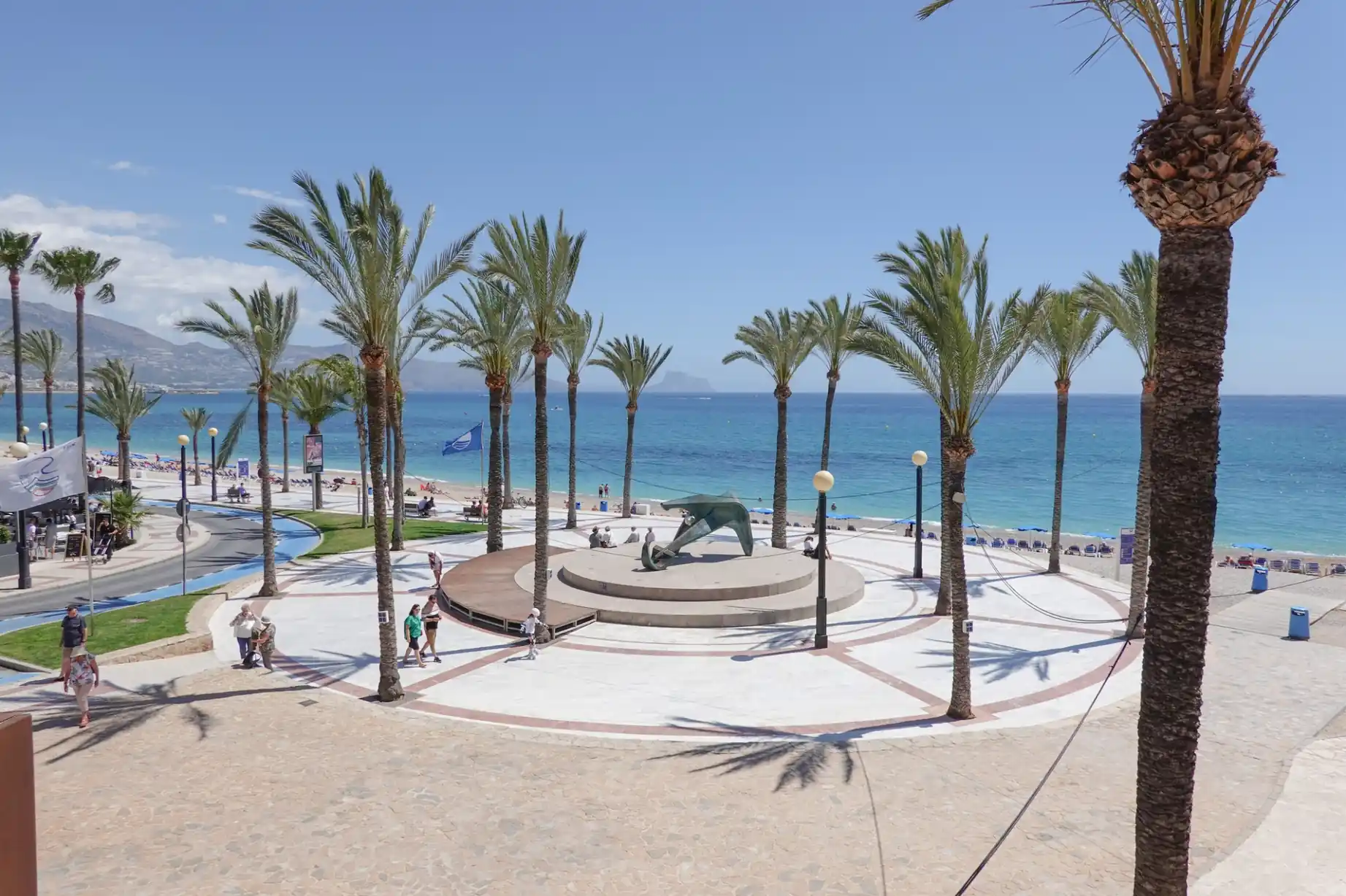Playa del Albir y paseo marítimo con palmeras y vistas al Mediterráneo