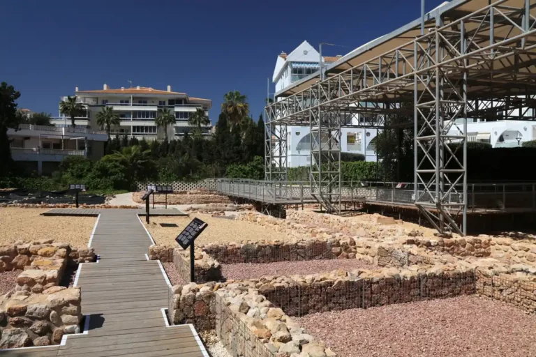 Pasarelas y restos arqueológicos del Museo al Aire Libre Villa Romana de l’Albir junto a la Playa del Albir