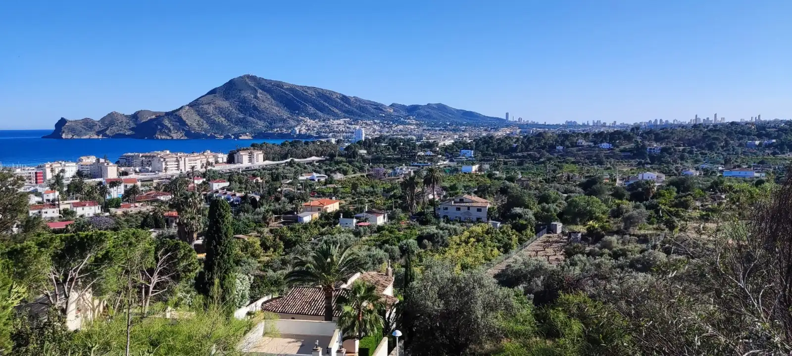 Vista panorámica de El Albir y la Serra Gelada desde una villa mediterránea en la Costa Blanca