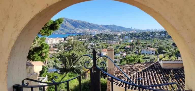 Vista panorámica de El Albir y la Serra Gelada desde una villa mediterránea en la Costa Blanca
