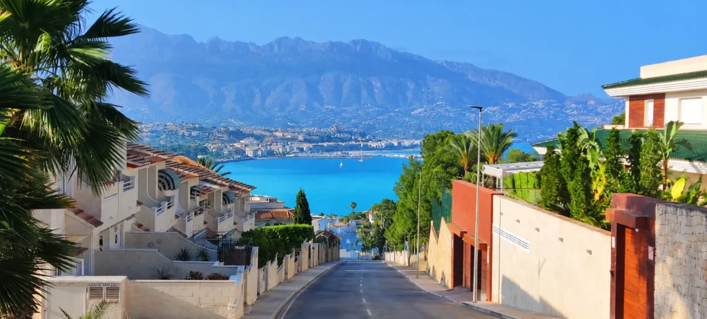 Calle residencial de El Albir con vistas al mar Mediterráneo, la bahía de Altea y la Sierra de Bernia al fondo