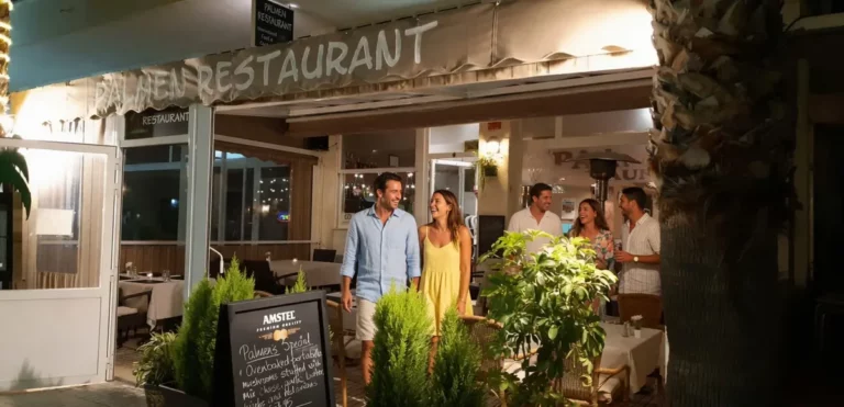 "Clientes felices en la terraza del Palmen Restaurant Albir por la noche – ambiente acogedor y mediterráneo"
