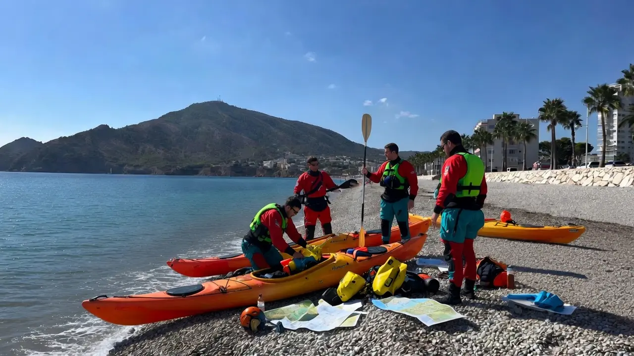 Grupo de personas preparando kayaks en la Playa del Albir, con el Puig Campana al fondo en un día soleado